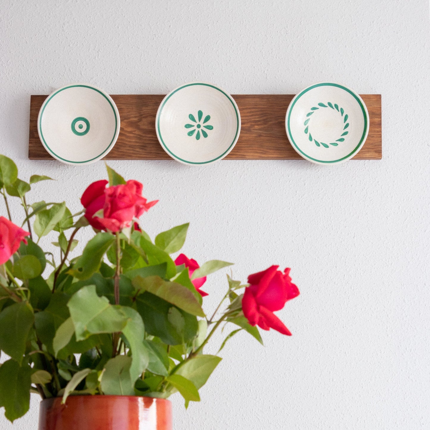 Table for decorative wall plates