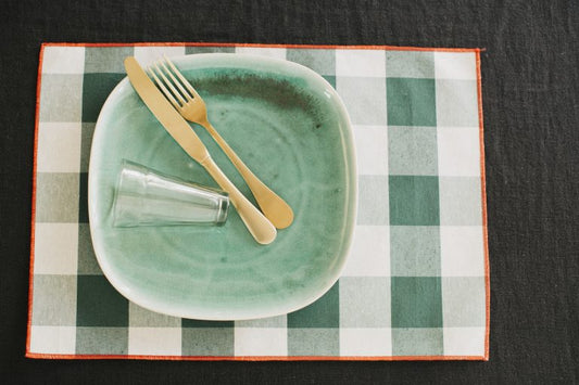 Stain-resistant placemat in resin-coated cotton with green vicchy print and red trim (2 units)