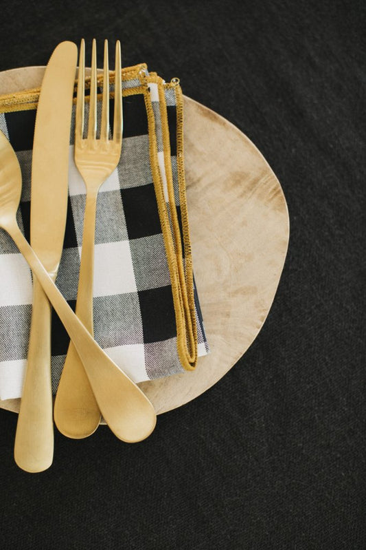 Stain-resistant placemat in resin-coated cotton with black gingham print and mustard trim (2 units)