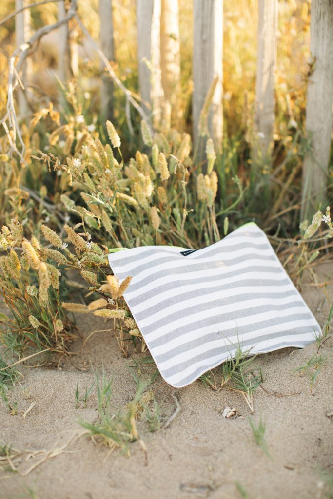 Resin-coated linen beach bag with gray and fluor stripes