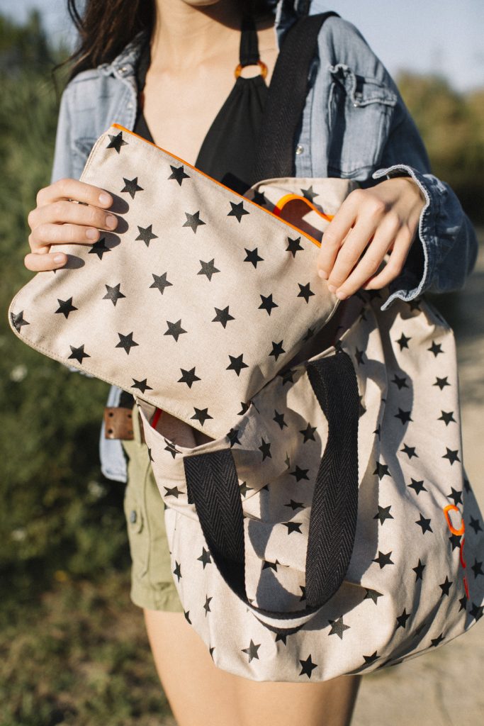 Ecru resin-coated linen beach bag with black stars