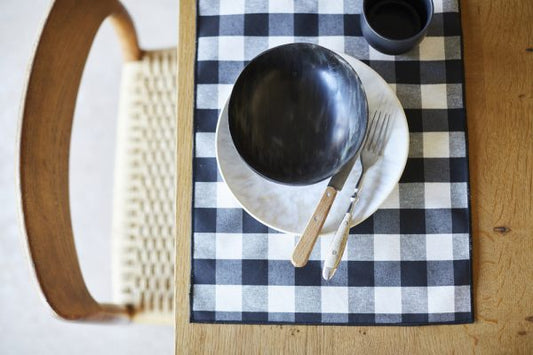 Stain-resistant placemat in resin-coated cotton with black gingham print and black trim (2 units)