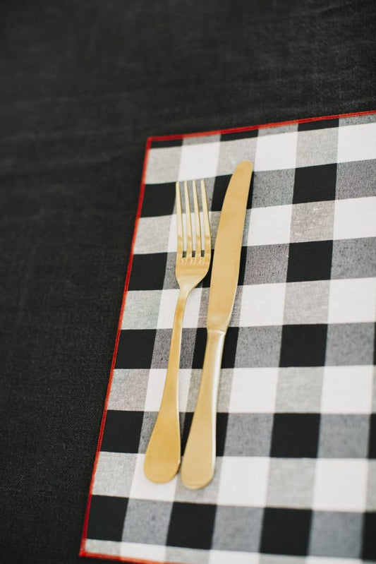 Stain-resistant placemat in resin-coated cotton with black gingham print and red trim (2 units)