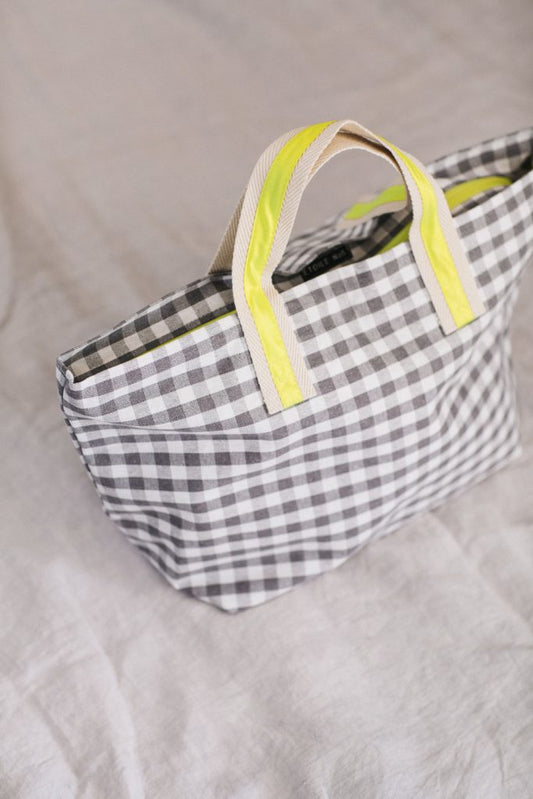 Children's beach bag in resin-coated linen with gray and fluorine checks
