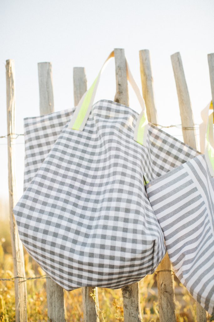 Resin-coated cotton beach bag with gray and fluorine vichy checks