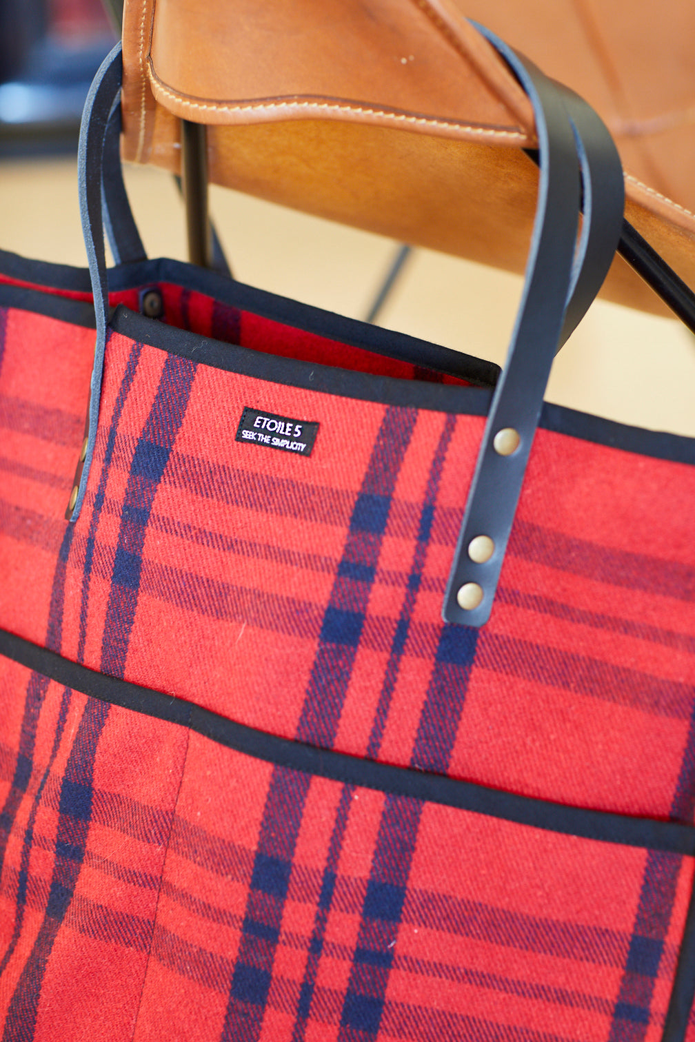 Berenice wool bag with leather handles - red squares