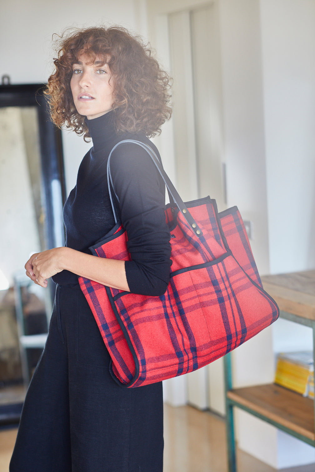 Berenice wool bag with leather handles - red squares