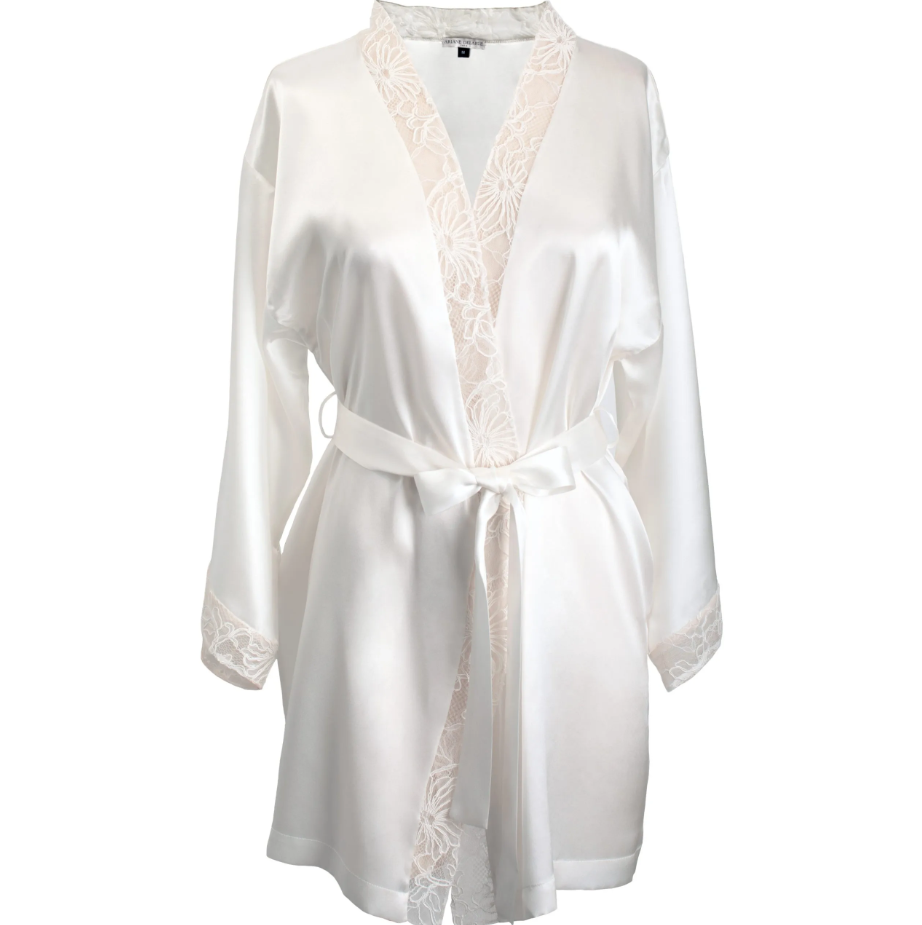 Kimono in white satin silk with embroidered chantilly lace