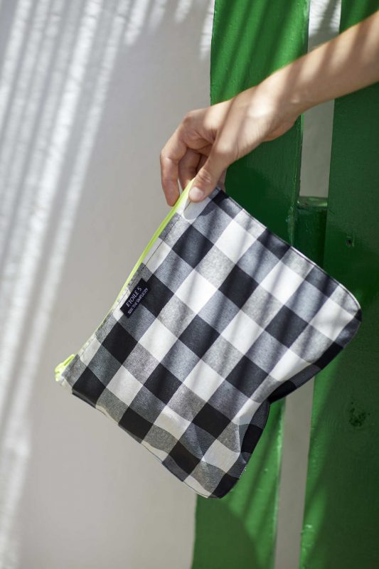 Resin-coated cotton beach bag - Black and white Vichy with fluorine