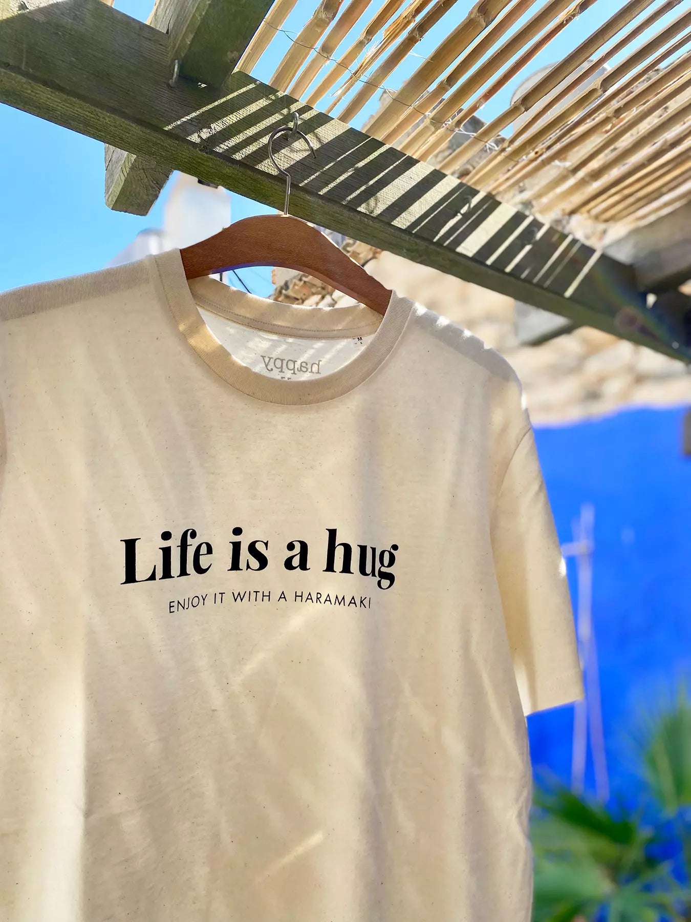 Camiseta “Life is a hug”